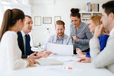 İş adamları ve gelecek planları tartışırken mimarlar