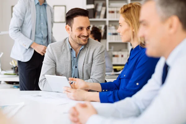 Glückliche Geschäftsleute Brainstorming Modernen Büros — Stockfoto