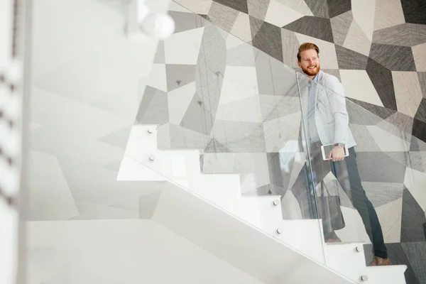Empresário Tomando Escadas Vivendo Uma Vida Dinâmica — Fotografia de Stock