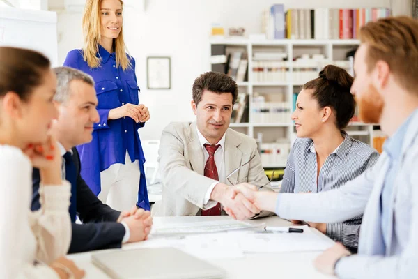 Kluge Jungunternehmer Schütteln Freundliche Hände Amt — Stockfoto