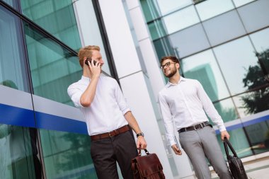 İş arkadaşları yürüyüş ve şehirde söz yaz