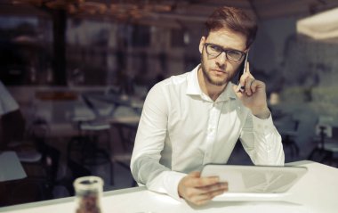 Meşgul işadamı kahve yaparken zevk online Tablet