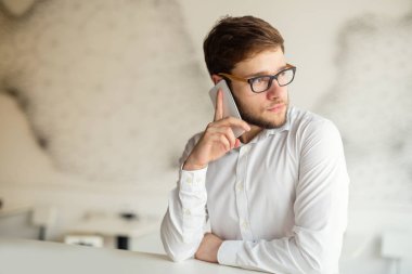 Cafe iş molası mobil cihaz tutan işadamı