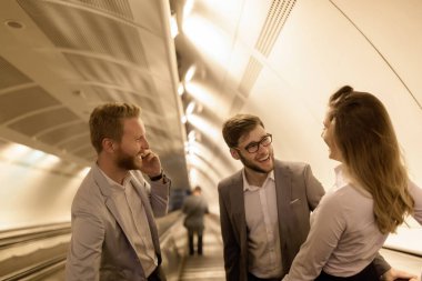 İş arkadaşlarınızla metro merdivenleri birlikte yeraltı elde etmek için kullanmak.