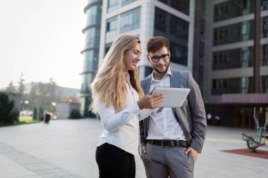 Açık havada yürüyüş ve kullanarak iş adamları telefonları Tablet