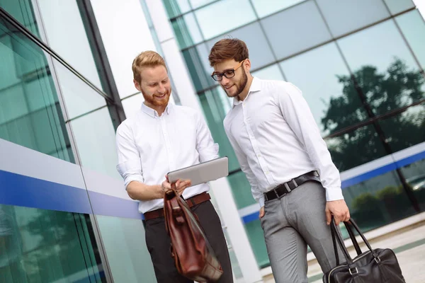 Compañeros Negocios Verano Caminando Hablando Ciudad — Foto de Stock