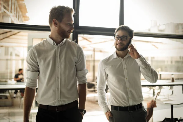 Collega Nemen Een Koffiepauze Glimlachen — Stockfoto