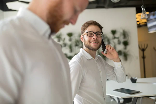 Compañeros Negocios Tomando Descanso Para Tomar Café Sonriendo —  Fotos de Stock