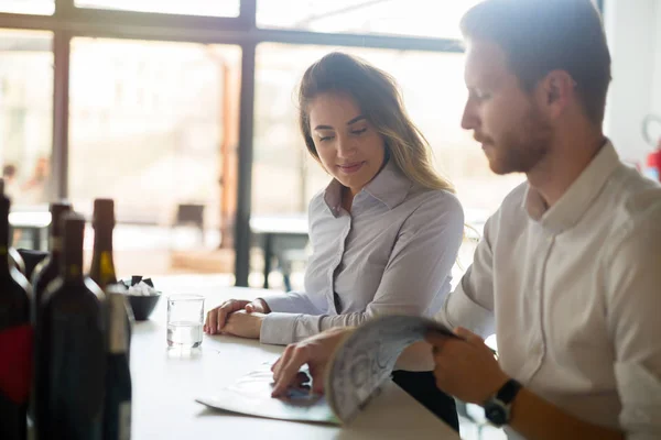 Gente Feliz Negocios Vestida Formalmente Coqueteando Cafetería — Foto de Stock