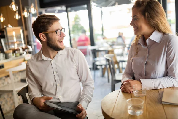 Ανθρώπους Των Επιχειρήσεων Μιλώντας Και Γελώντας Μαζί Στο Café — Φωτογραφία Αρχείου