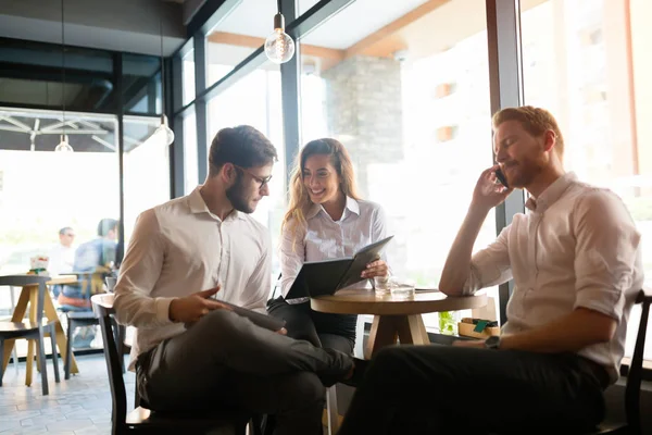 Felices Colegas Negocios Reunidos Cafetería Sonriendo — Foto de Stock