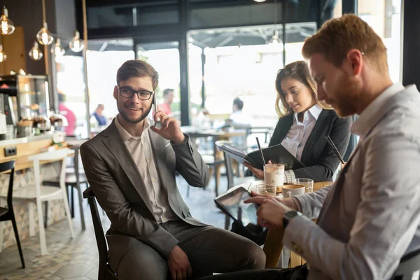 Mensen Uit Het Bedrijfsleven Praten Lachen Samen Café — Stockfoto