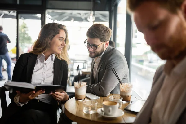 Heureux Collègues Affaires Réunissant Café Souriant — Photo