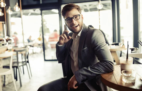 カフェで電話で話している陽気な幸せなビジネスマン — ストック写真