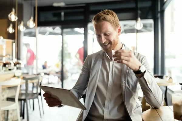 Empresário Inteligente Vestindo Terno Usando Tablet Café — Fotografia de Stock