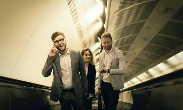 Compañeros Trabajo Usando Escaleras Metro Juntos Para Meterse Bajo Tierra — Foto de Stock