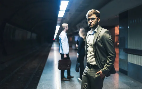Gente Negocios Esperando Transporte Subterráneo — Foto de Stock