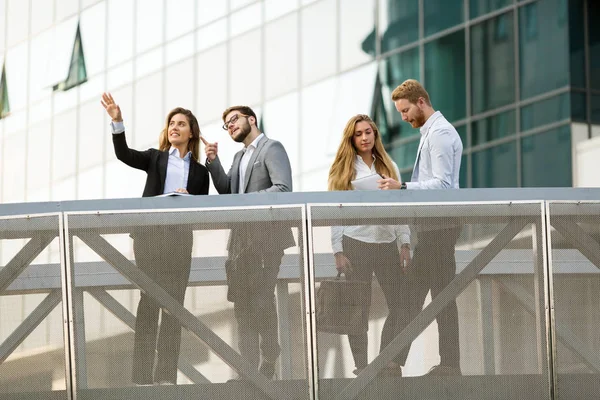 Profesyonel iş adamları ve açık havada konuşan arkadaşları