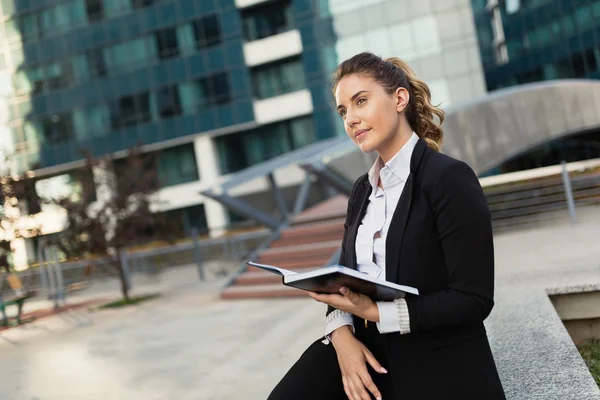 Mooie Zakenvrouw Holding Laptop Zakenwijk — Stockfoto