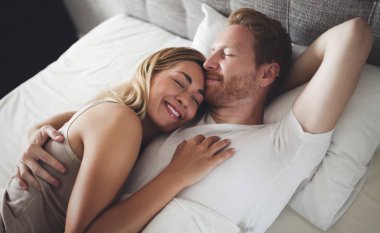 Romantik sevimli çift yatakta samimi olmak