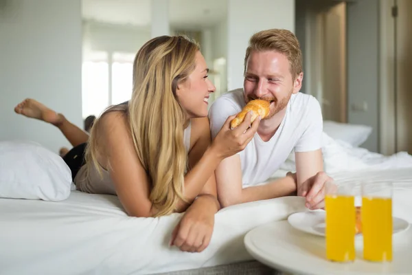 Щаслива Пара Любові Насолоджується Сніданком Ліжку — стокове фото