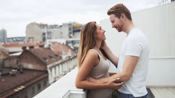 Pareja Romántica Enamorada Besándose Azotea —  Fotos de Stock