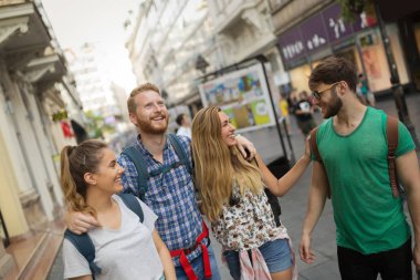 Açık havada eğleniyor ve gülümseyen mutlu gençler