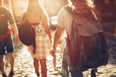 Seyahat ve şehri keşfetmek backpackers ve genç insanların grup