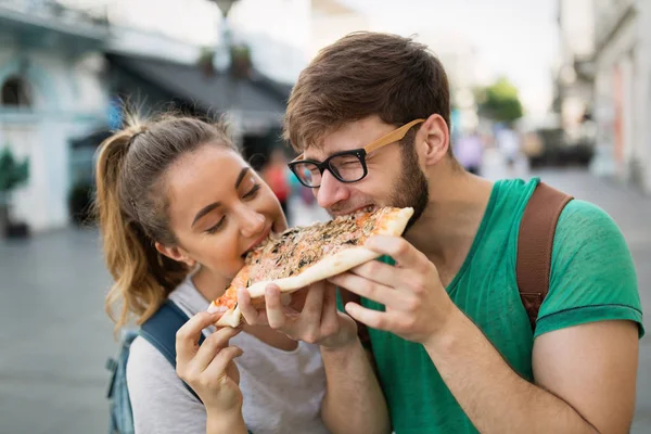 Studenten essen Pizza auf der Straße — Stockfoto