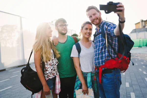 Fiatal Boldog Diákok Figyelembe Véve Selfie Nevetve — Stock Fotó
