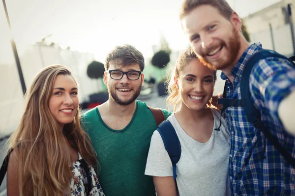Selfie Alma Gülen Genç Mutlu Öğrenciler — Stok fotoğraf