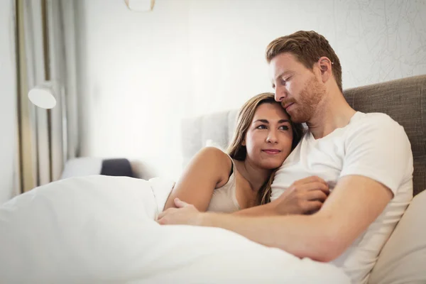 Romântico Casal Feliz Amor Ligação Cama — Fotografia de Stock