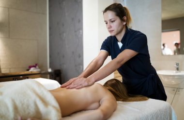 Spa resort içinde kadın arkası masaj masör