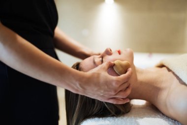 Spa Resort istemcide çalışan profesyonel masör