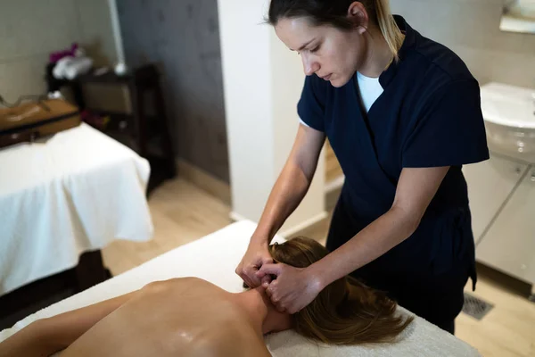 Massagista Profissional Trabalhando Cliente Resort Spa — Fotografia de Stock