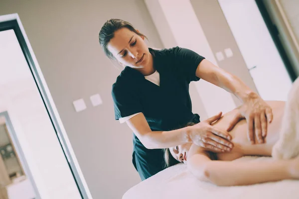 Masseur Tratando Paciente Com Tratamento Massagem Terapêutica — Fotografia de Stock