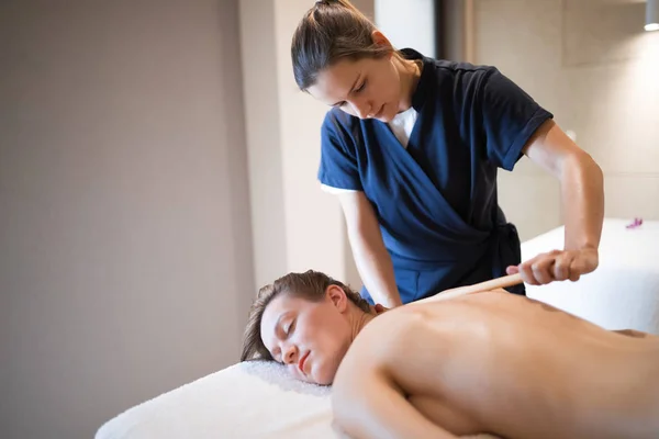 Terapeuta Massagem Usando Ferramenta Madeira Para Massagear Paciente Salão — Fotografia de Stock