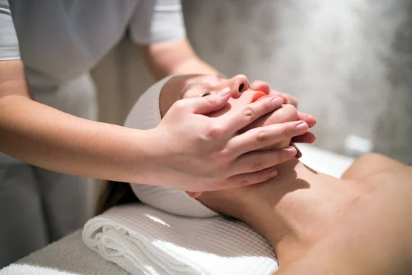 Massaggio Rilassante Rigenerante Con Massaggiatore Salone Massaggio — Foto Stock