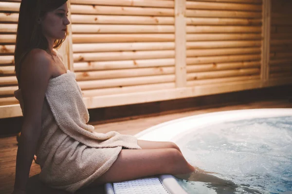 Mulher Desfrutando Jacuzzi Spa Após Sauna — Fotografia de Stock