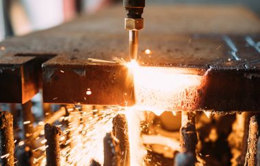 Oksijen meşale sac keser. CNC gaz kesme makinesi. Parlak metal erime kıvılcım