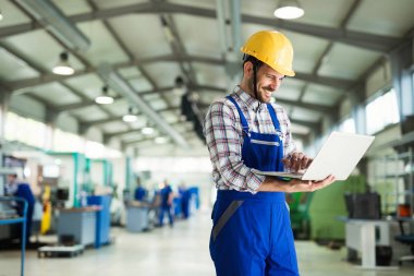 Demir Çelik Metal Sanayi fabrikasında çalışmaya modern sanayi makinesi operatörü