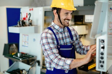 metal İmalat sektöründe endüstriyel fabrika işçisi