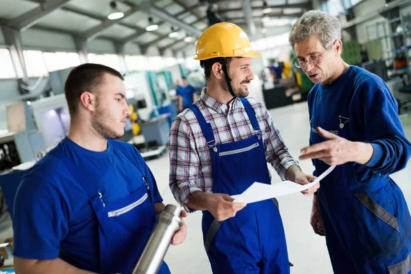 Equipo Ingenieros Discutiendo Fábrica Industrias Metalúrgicas —  Fotos de Stock