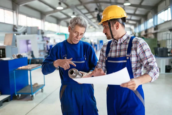 Team Engineers Having Discussion Metal Factory — Stock Photo, Image