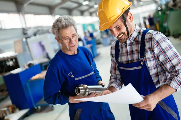 Team Engineers Having Discussion Metal Factory — Stock Photo, Image