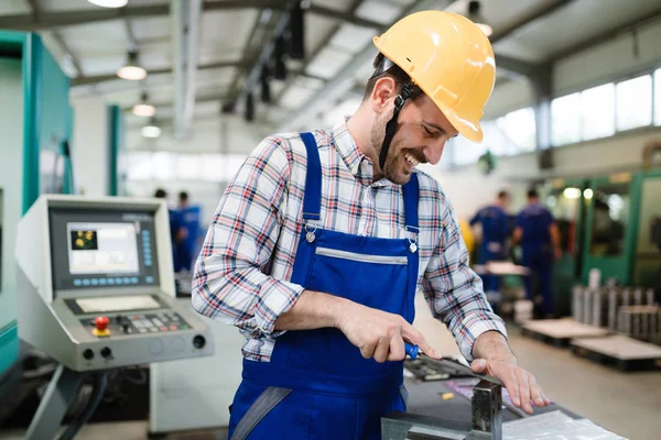 Trabalhador Industrial Fábrica Que Trabalha Indústria Fabricação Metal — Fotografia de Stock