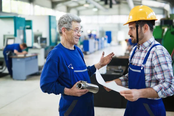 Equipe Dos Coordenadores Que Têm Discussão Fábrica Das Indústrias Metal — Fotografia de Stock