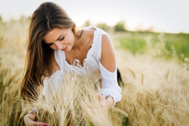 Genç, güzel, mutlu bir kadın doğada vakit geçiriyor.