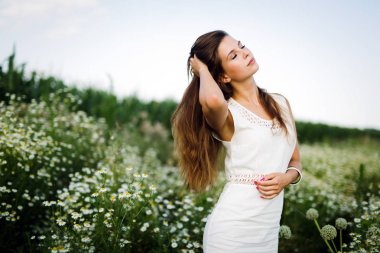 Genç, güzel, mutlu bir kadın doğada vakit geçiriyor.