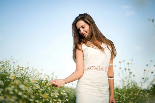 Jong Mooi Gelukkig Vrouw Besteden Tijd Natuur — Stockfoto